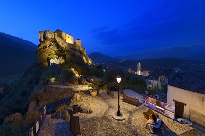 France, Haute-Corse (2B), Corte, la citadelle du XVe siècle domine la ville, vue depuis le belvédère sur le Nid d'Aigle