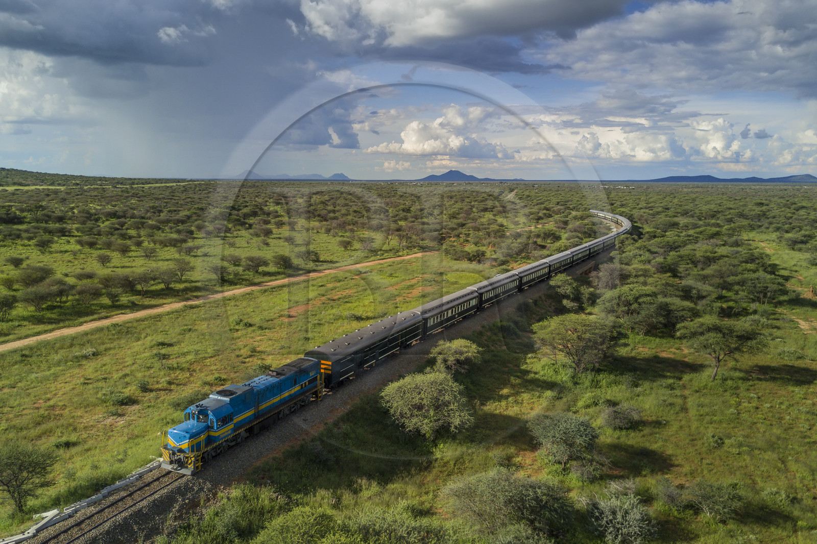 Namibie, région de Otjozondjupa, le train Shongololo express traversant le bush namibien vers Kalkfeld (vue aérienne)
