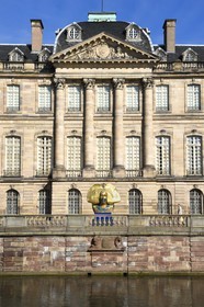 France, Bas Rhin (67), Strasbourg, le Palais Rohan au bord de la rivière l'Ill, il abrite aujourd'hui trois musées, le musée des arts décoratifs, le musée des beaux-arts et le musée archéologique, et Street Heart, exposition itinérante de 10 sculptures géantes de coiffes d'Alsaciennes disséminées dans la ville