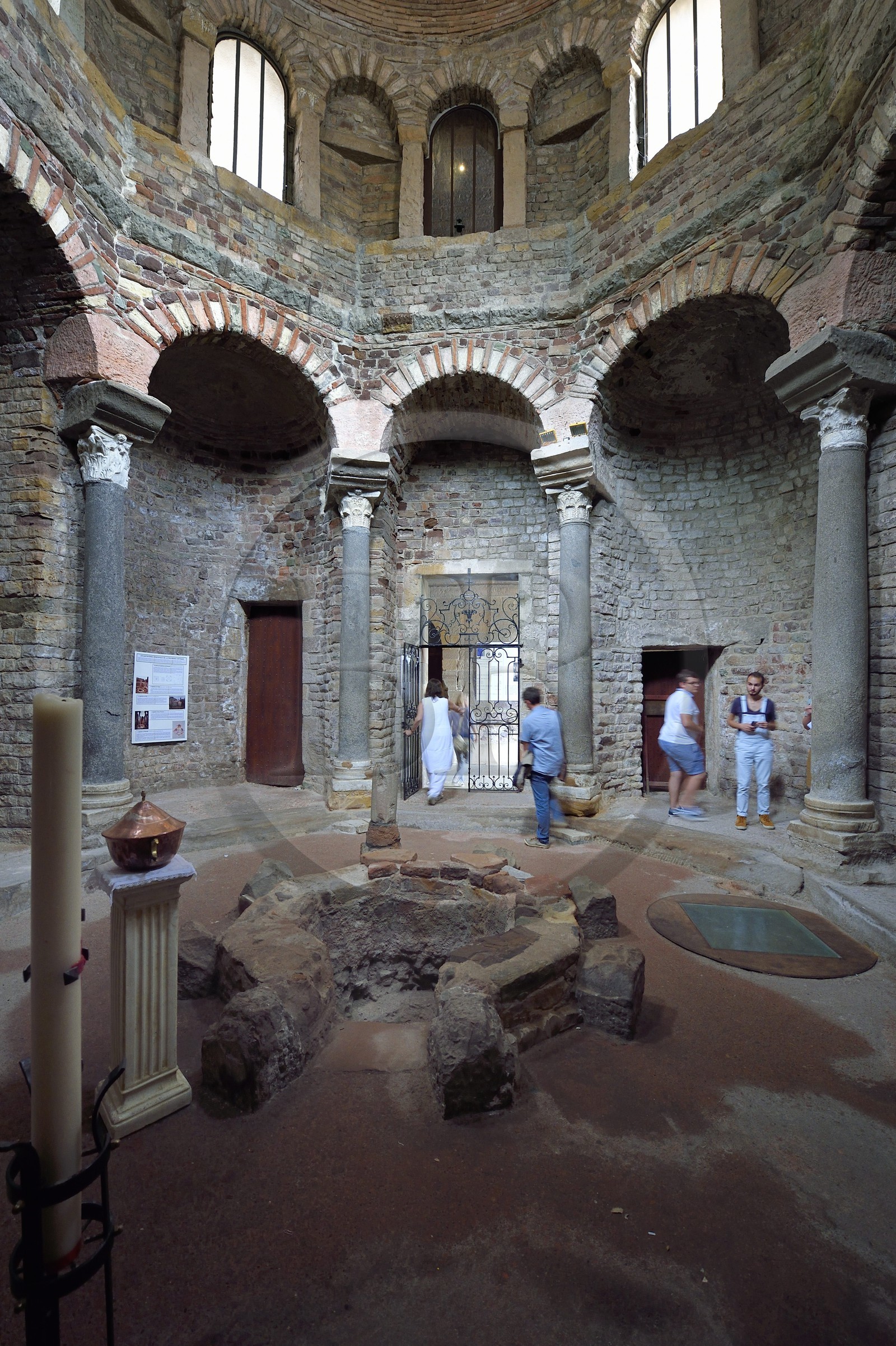 France, Var (83), Fréjus, la cathédrale Saint Léonce (XVIe siècle), le baptistère octogonal paléochrétien du Ve siècle qui réemploie des colonnes antiques