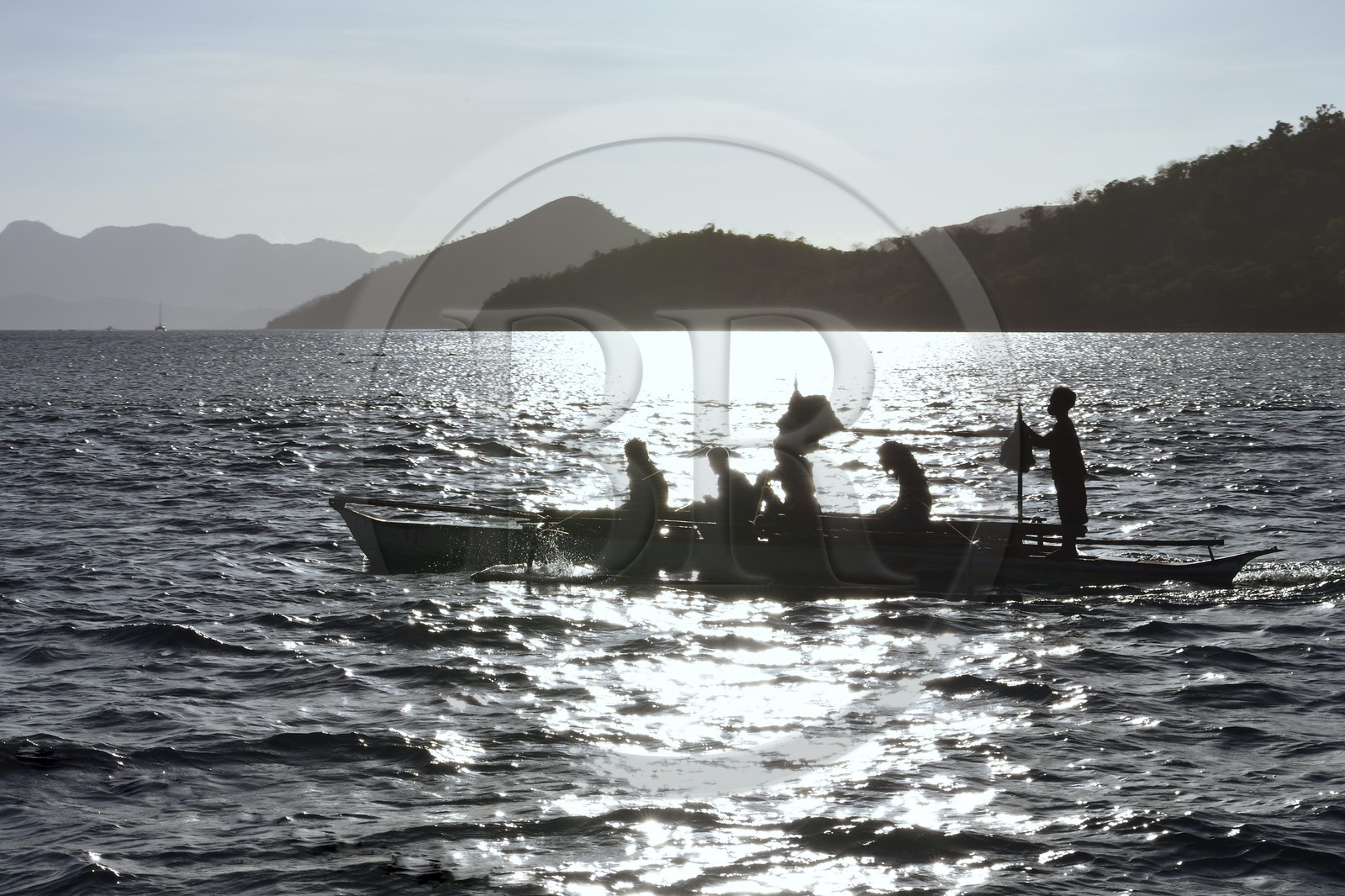 Philippines, Calamian Islands dans le nord de Palawan, baie de Coron, pirogue à balancier et Busuanga Island en arrière plan