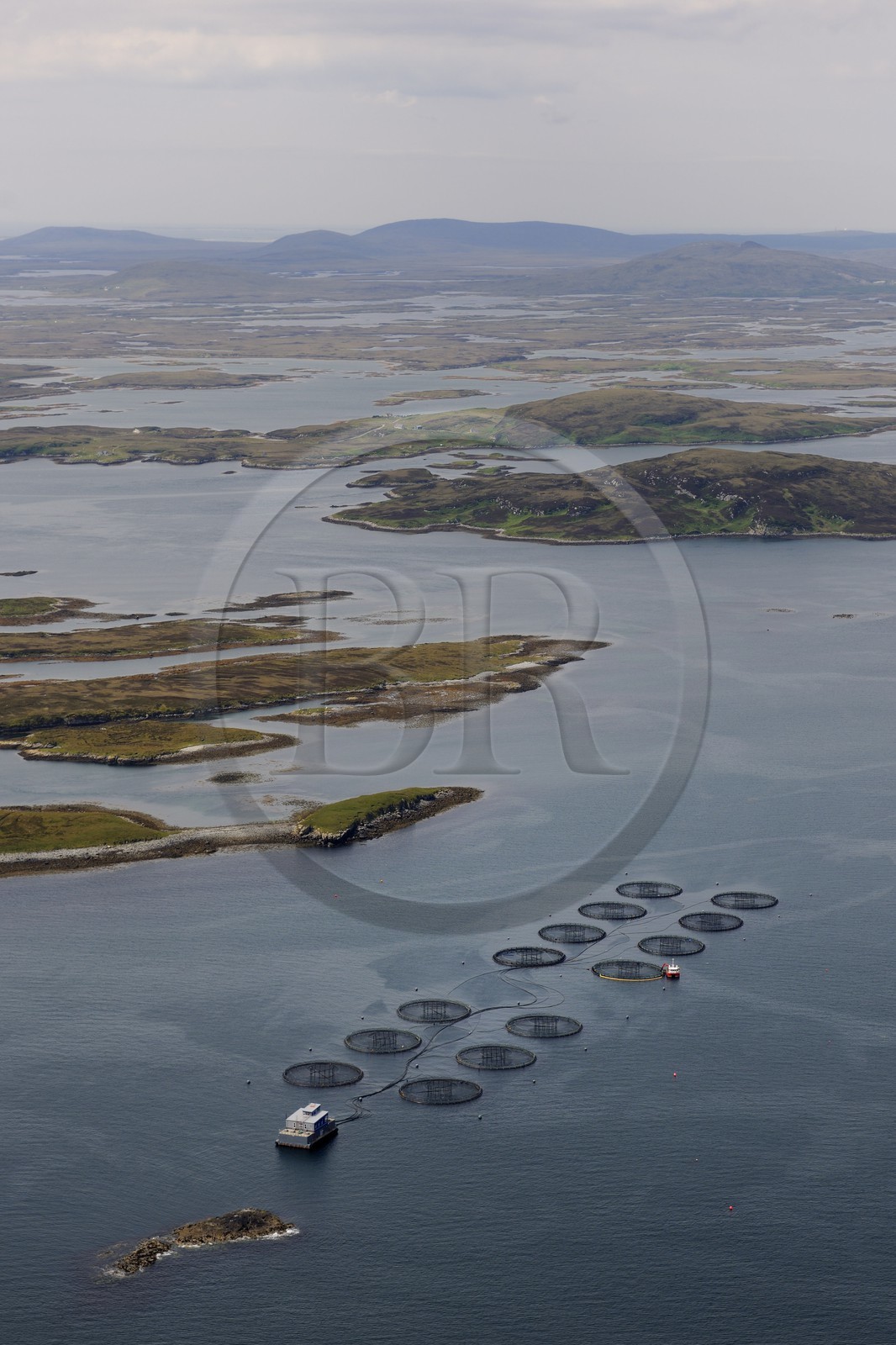 Royaume-Uni, Ecosse, Hébrides extérieures, Ile de North Uist, pisciculture en mer vers Hermetray (vue aérienne)