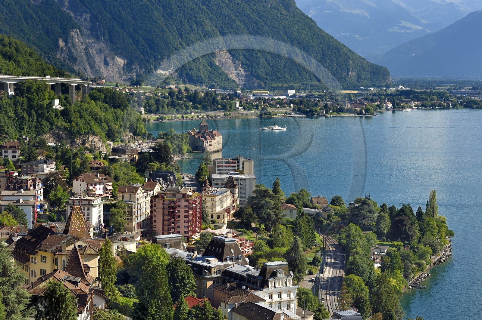 Suisse, Canton de Vaud, Montreux au premier plan et le chateau Chillon sur les rives du lac Léman à Veytaux