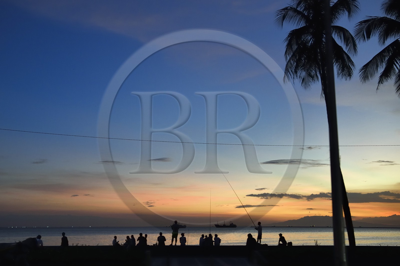 Philippines, Ile de Luzon, Manille, Baywalk au crépuscule, la promenade de bord de mer donnant sur la baie de Manille le long du boulevard Roxas Philippines, Ile de Luzon, Manille, Baywalk au crépuscule, la promenade de bord de mer donnant sur la baie de Manille le long du boulevard Roxas