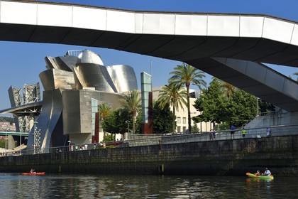 Espagne, Pays basque espagnol, Biscaye, Bilbao, le musée Guggenheim de l'architecte Frank Gehry et la passerelle Pedro Arrupe