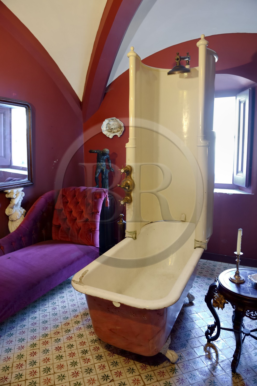 Portugal, région de Lisbonne, Sintra, le Palais national de Pena (Palacio Nacional da Pena) classé Patrimoine Mondial de l'UNESCO, baignoire douche dans la salle de bain