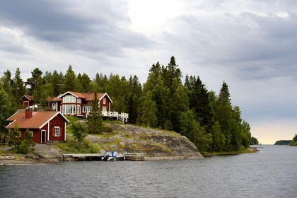 Suède, Comté de Vasterbotten, Umea, maison en bois en bordure de la rivière Ume (Umeälven)