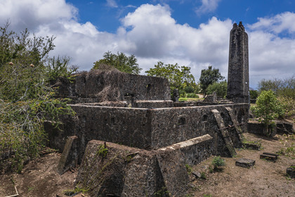France, Ile de la Reunion, Saint-Gilles-les-Hauts, Musée de Villèle dans le domaine Panon-Desbassyns, ancienne propriété coloniale au cœur d'une grande plantation de canne à sucre qui faisait travailler un peu plus de 400 esclaves, les ruines de l'usine à sucre(vue aérienne)