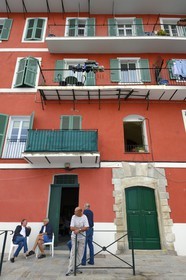 France, Haute-Corse (2B), Bastia, discussion devant un immeuble (la maison du Club Nautique) sur le vieux port quai Albert Gillio
