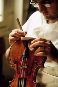 France, Paris (75), atelier de fabrication de la luthier Watelot-Rampal