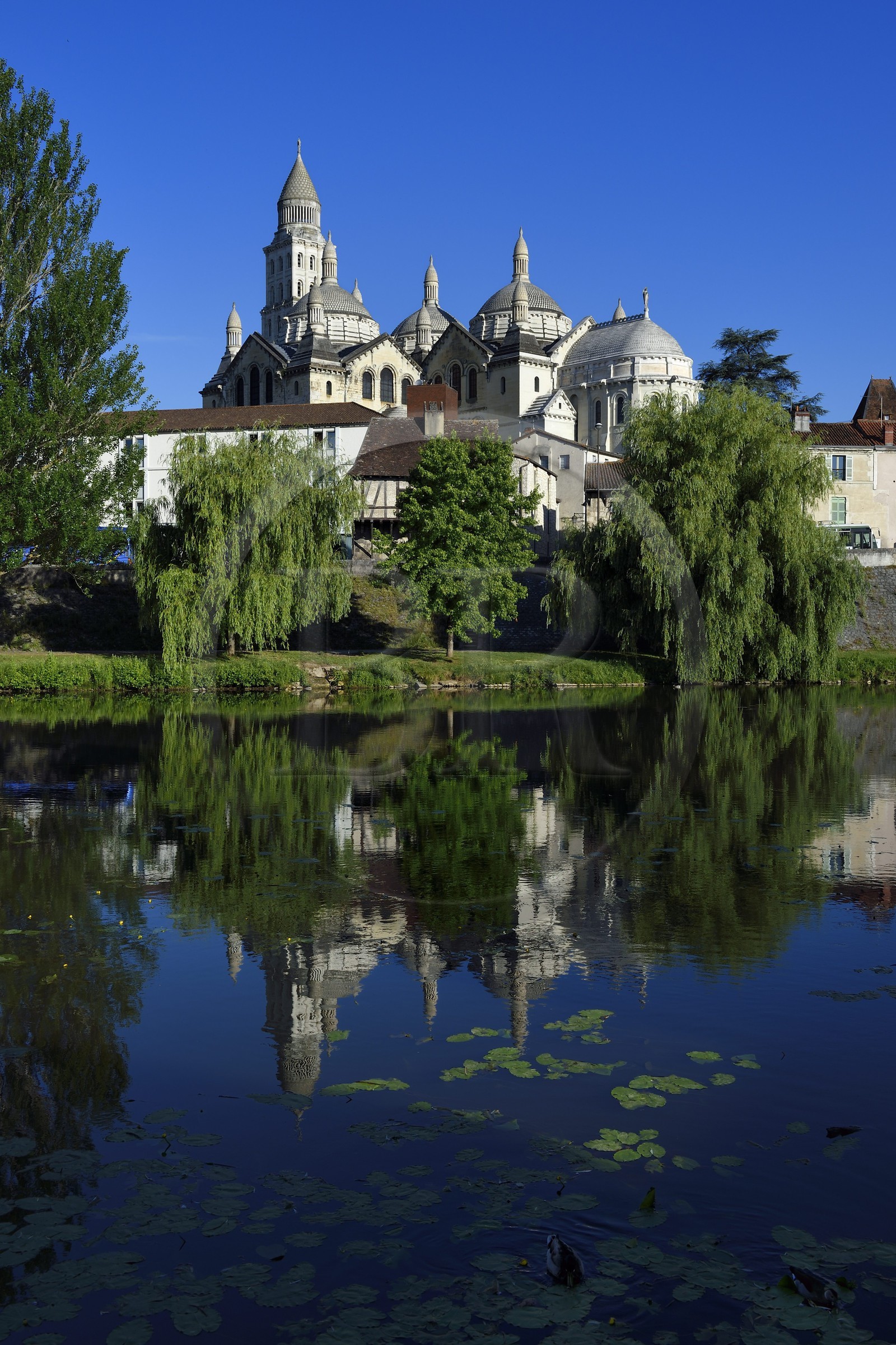 France, Dordogne (24), Périgord Blanc, Périgueux, la Cathédrale Saint-Front, étape sur le chemin de Saint-Jacques-de-Compostelle site classé Patrimoine Mondial de l'UNESCO, en bordure de la rivière l'Isle