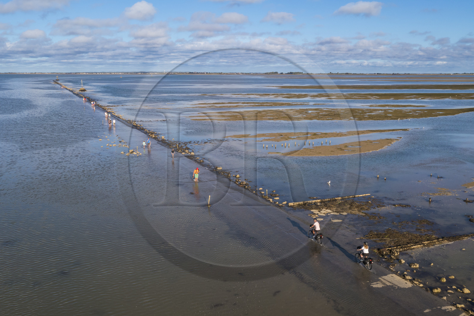 France, Vendée (85), île de Noirmoutier, Barbatre, cyclistes sur le passage du Gois à marée montante, chaussée submersible qui relie l'île au continent à marrée basse (vue aérienne)