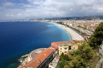 France, Alpes-Maritimes (06), Nice, la Baie des Anges, au premier plan le cadran solaire de la pointe des Ponchettes, la Promenade des Anglais sur le bord de mer en arrière plan