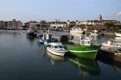 France, Pyrénées-Atlantiques (64), Pays-Basque, Saint-Jean-de-Luz, le port de pêche et la Maison de l'Infante à gauche en arrière plan