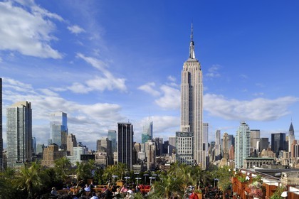 Etats-Unis, New York, Manhattan, Midtown, terrasse du café branché Le 230 sur la 5ème Avenue et l'Empire State Building