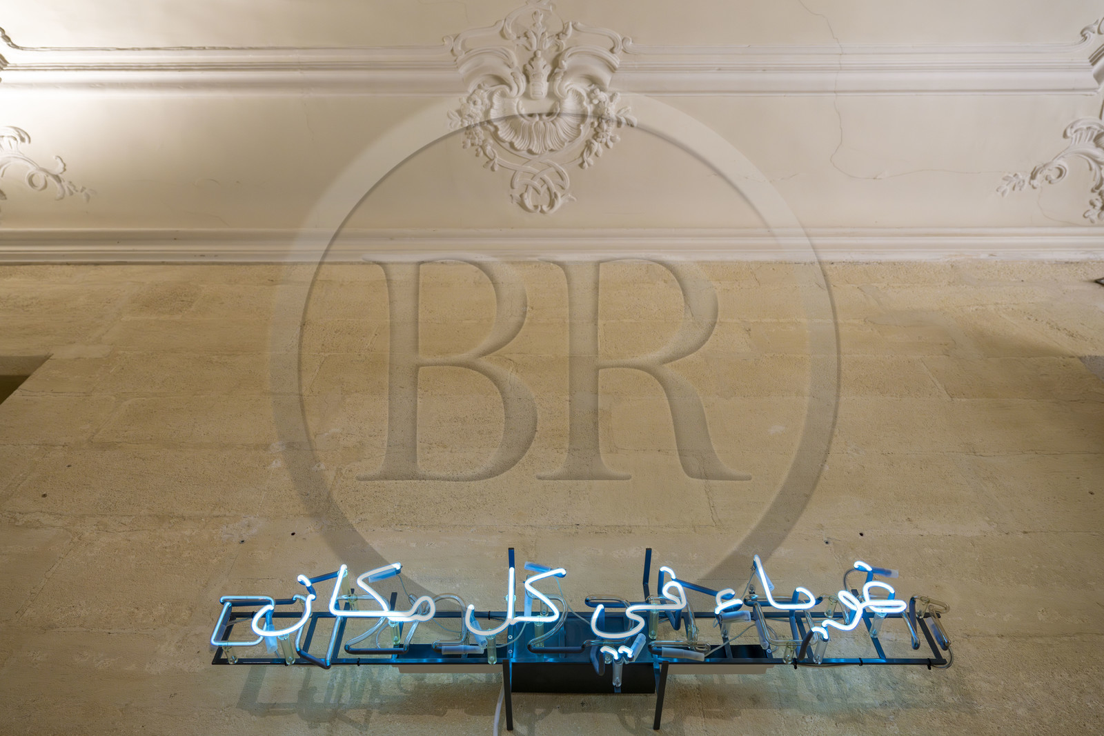 France, Vaucluse (84), Avignon, Collection Lambert, Musée d'Art Contemporain, aménagé dans les hôtels particuliers de Caumont et de Montfaucon du XVIIIe siècle, Foreigners Everywhere (Arabic Hebrew) oeuvre néon (2020) de l'artiste Claire Fontaine