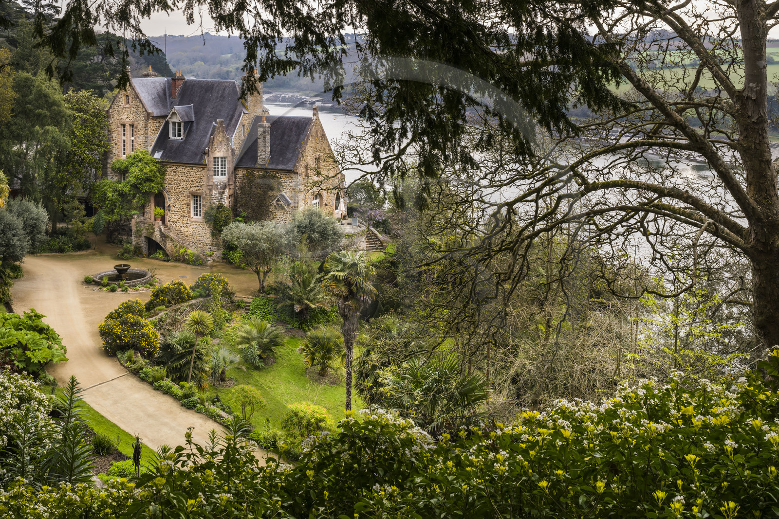 France, Côtes-d'Armor (22), Plouguiel, le Jardin botanique du Kestellic, classé jardin remarquable et son petit manoir typiquement néo breton dominant le fleuve Jaudy