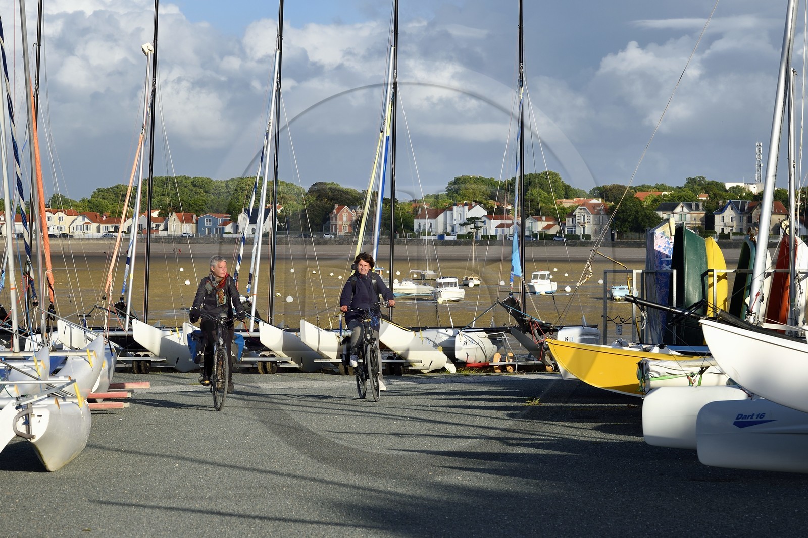 France, Charente-Maritime (17), Fouras, cyclistes sur la véloroute La Flow Vélo sur la jetée du Port Nord