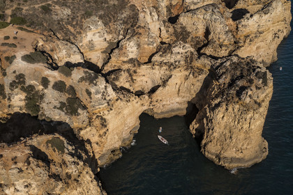 Portugal, Algarve, Lagos, découverte à pied, en bateau et en stand up paddle des grottes dans les falaises escarpées de la Ponta da Piedade (vue aérienne)