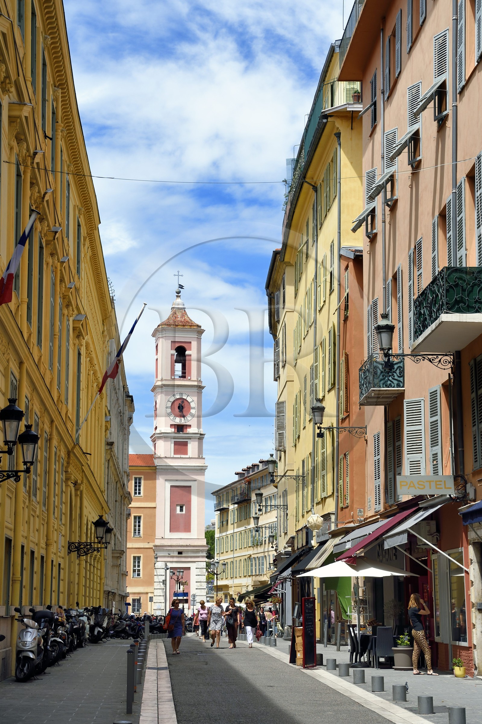 France, Alpes-Maritimes (06), Nice, vieille ville, rue de la Prefecture, le palais Rusca et la tour de l'horloge sur la place du palais de Justice