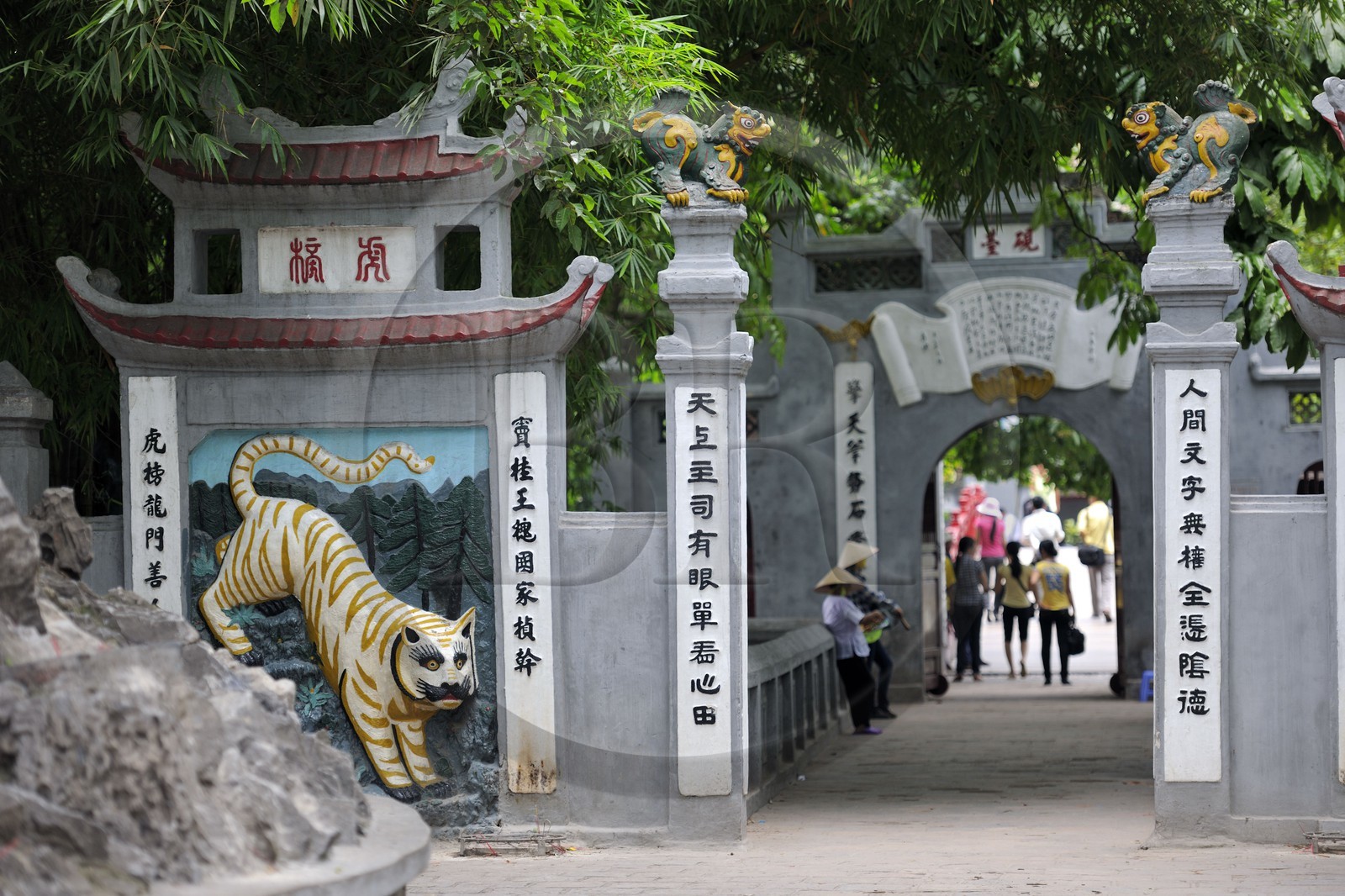 Vietnam, Hanoï, vieille ville, lac Hoan Kiem appelé le petit lac ou lac de l'épée restituée, entrée du temple Ngoc Son (de la montagne de jade)