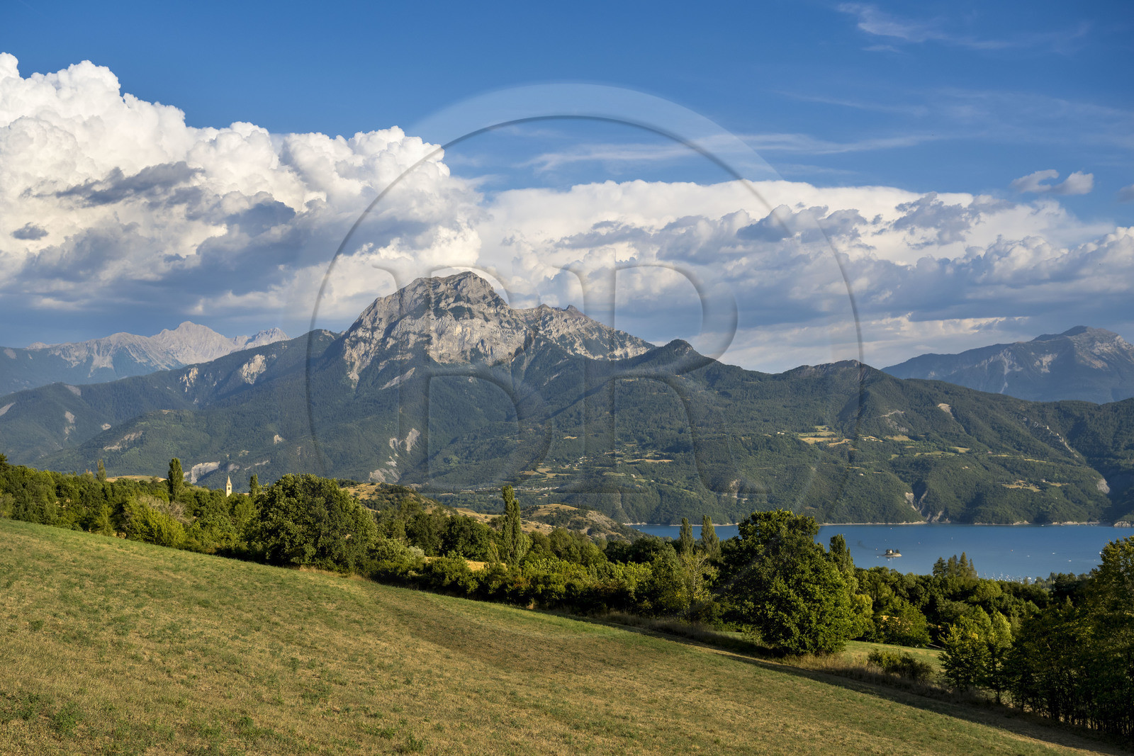 France, Hautes Alpes (05), Prunières, panorama sur le lac de Serre-Ponçon et le sommet du Pic de Morgon (2324 m) en arrière-plan