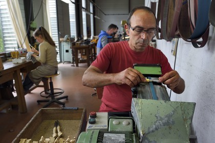 France, Dordogne (24), Périgord Vert, Nontron, fabrication des couteaux de Nontron à la Coutellerie Nontronnaise, ponçage