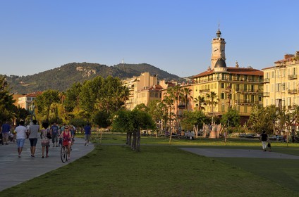 France, Alpes-Maritimes (06), Nice, vieille ville, promenade du Paillon, immeubles d'habitation et la tour de l'ancien Couvent Saint-Francois