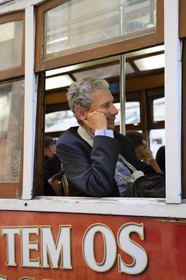 Portugal, Lisbonne, quartier de Baixa pombalin, passager endormi d'un tramway dans la rua da Conceicao