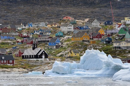 Groenland, cote ouest, baie de Disko, Ilulissat, église de Sion construite à la fin du XVIIIe siècle et icebergs en premier plan