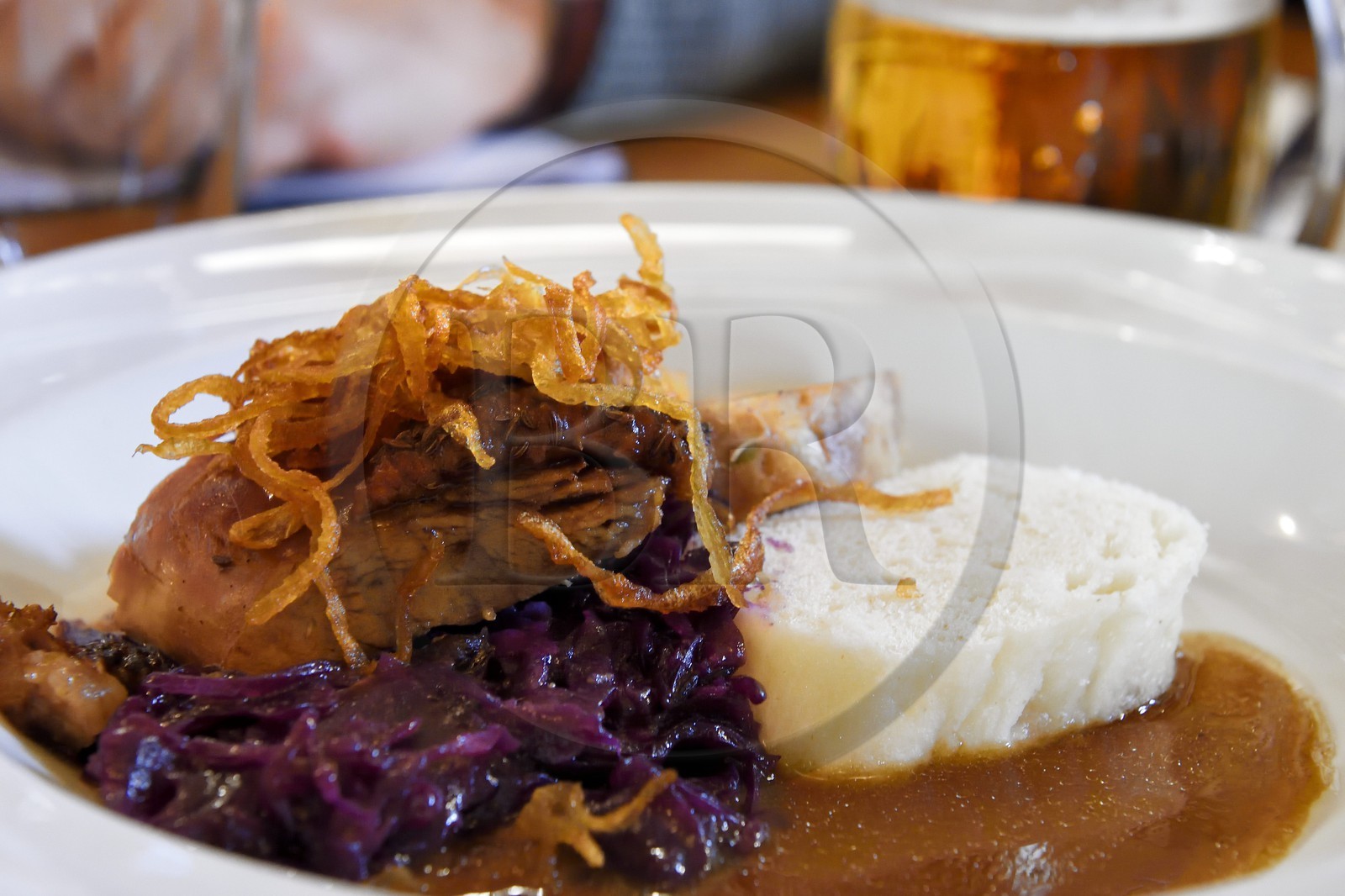 République Tchèque, Prague, centre historique classé Patrimoine Mondial de l'UNESCO, quartier Mala Strana, restaurant Malostranska Beseda, canard roti avec du chou rouge et quenelles de pain (knedlik) République Tchèque, Prague, centre historique classé Patrimoine Mondial de l'UNESCO, quartier Mala Strana, restaurant Malostranska Beseda, canard roti avec du chou rouge et quenelles de pain (knedlik)