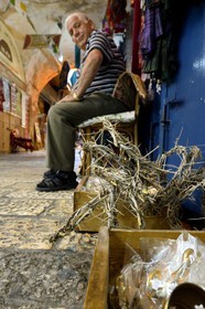 Israel, Jérusalem, ville sainte, vieille-ville classée Patrimoine Mondial de l'UNESCO, quartier chrétien, boutique de souvenirs et de produits religieux chrétien
