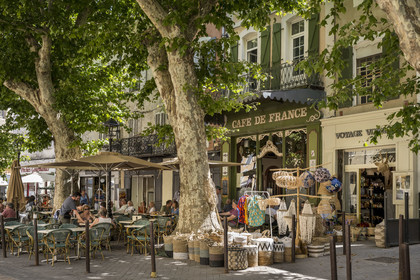 France, Vaucluse, L'Isle sur la Sorgue, old town, Place de la Liberté, terrace under the plane trees of the Café de France
