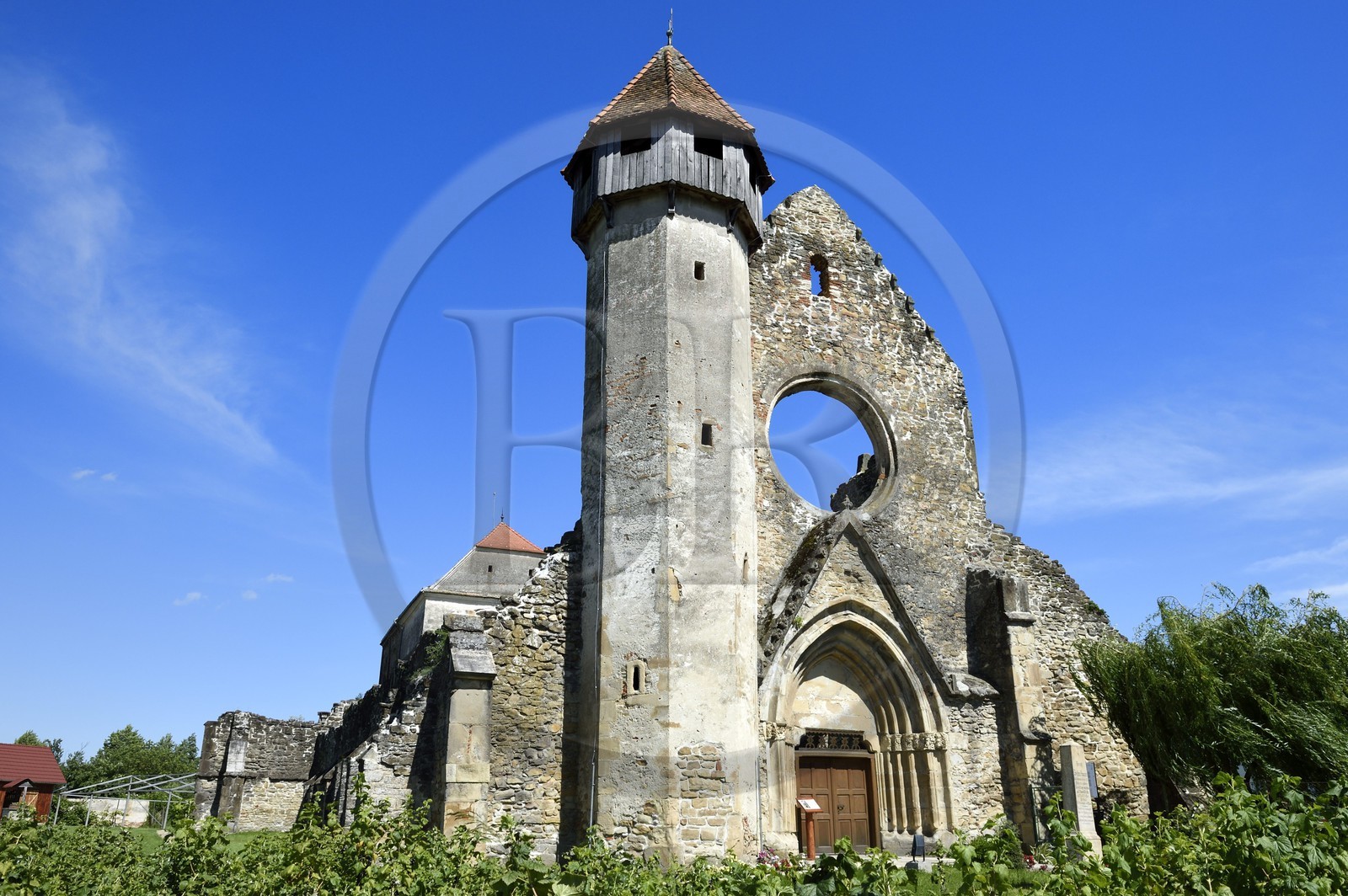 Roumanie, Transylvanie, région de Sibiu et Fagaras, Carta, ancien monastère cistercien de Carta (1205 à 1474), les ruines de l'église abbatiale avait été reconvertie en église fortifiée luthérienne par la communauté de saxons