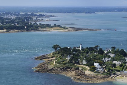 France, Morbihan, violent ocean currents at the entrance of the Gulf of Morbihan (Golfe du Morbihan) between Port-Navalo in Arzon on Rhuys peninsula, and Pointe de Kerpenhir in the background (aerial view)