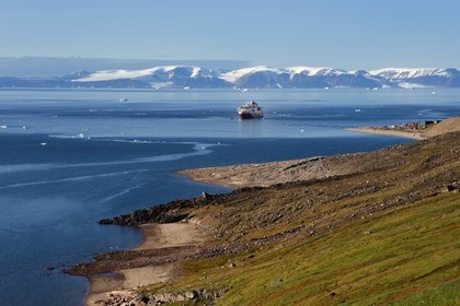 Groenland, cote Nord-Ouest, Murchison sound au nord de la baie de Baffin, Robertson fjord à Siorapaluk qui est le village le plus septentrional du Groenland, le bateau de croisière MS Fram de la compagnie Hurtigruten au mouillage
