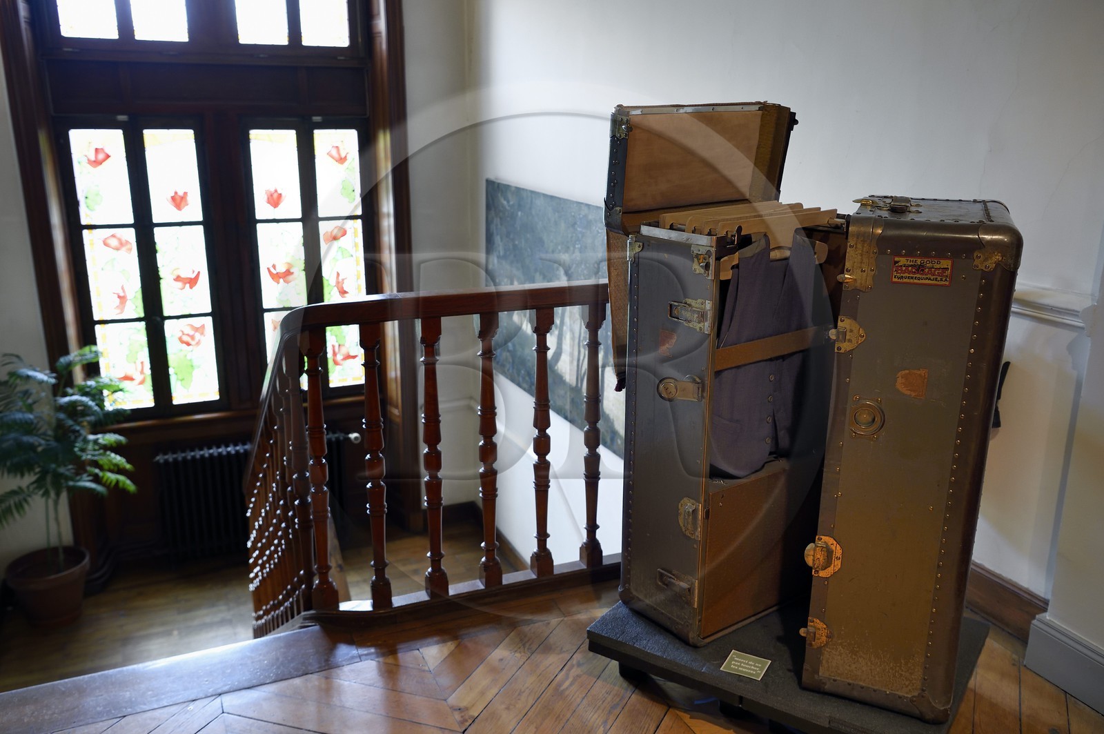 France, Alpes-de-Haute-Provence (04), vallée de l'Ubaye, Barcelonnette, villa mexicaine connue sous le nom de Villa Sapinière, Musée de la vallée, la malle-armoire de Louis Mille qui fit émigra au Mexique dans les années 30