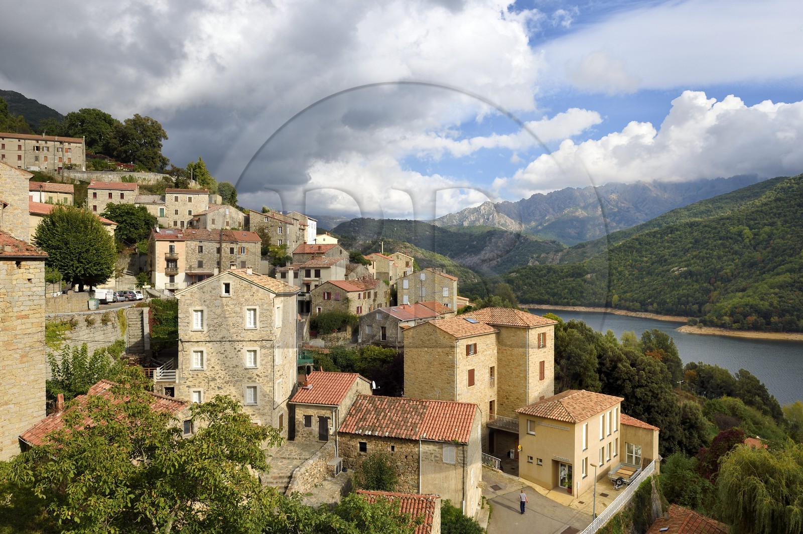 France, Corse-du-Sud (2A), Vallée du Prunelli, village de Tolla au bord du lac artificiel de Tolla