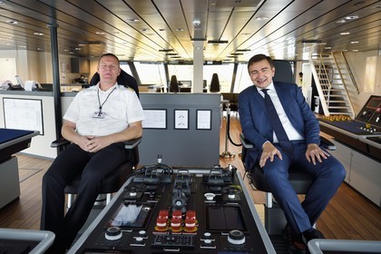 Norvège, comté d'Ostfold, Halden, navire cablier Nexans Aurora, le capitaine norvégien Bjarte Sylta et le directeur général de Nexans Christopher Guérin sur la passerelle