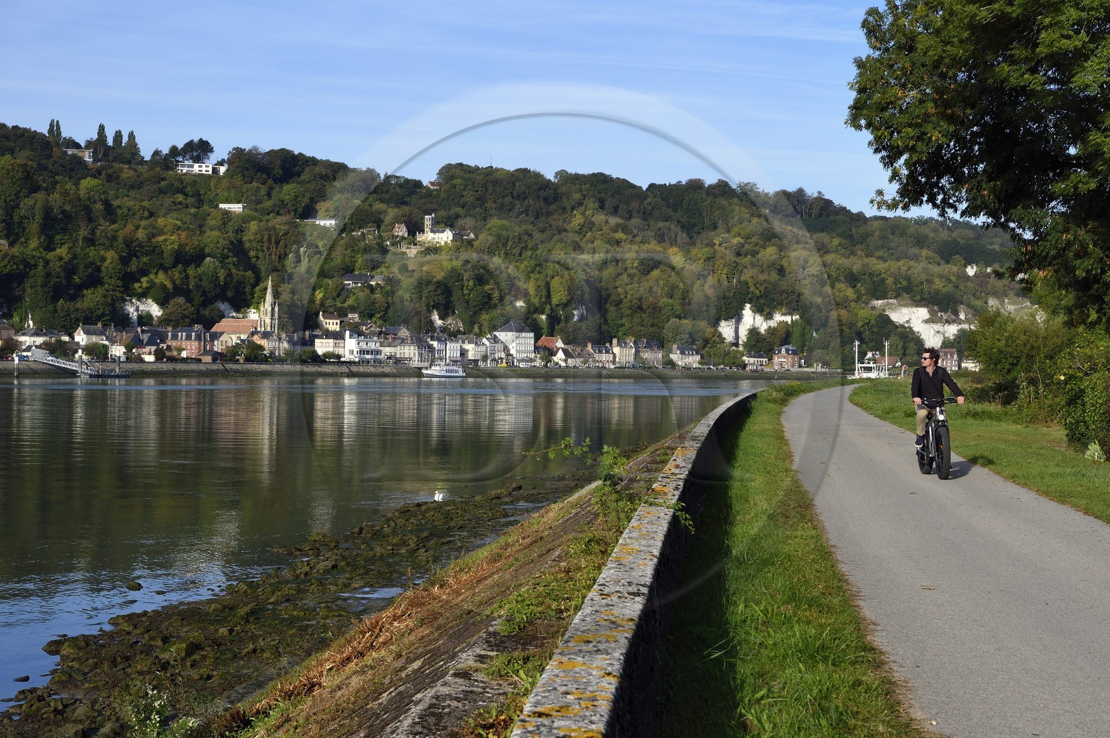 France, Seine-Maritime (76), le village de La Bouille dans les boucles de la Seine normande, cycliste sur la veloroute du coté de Sahurs