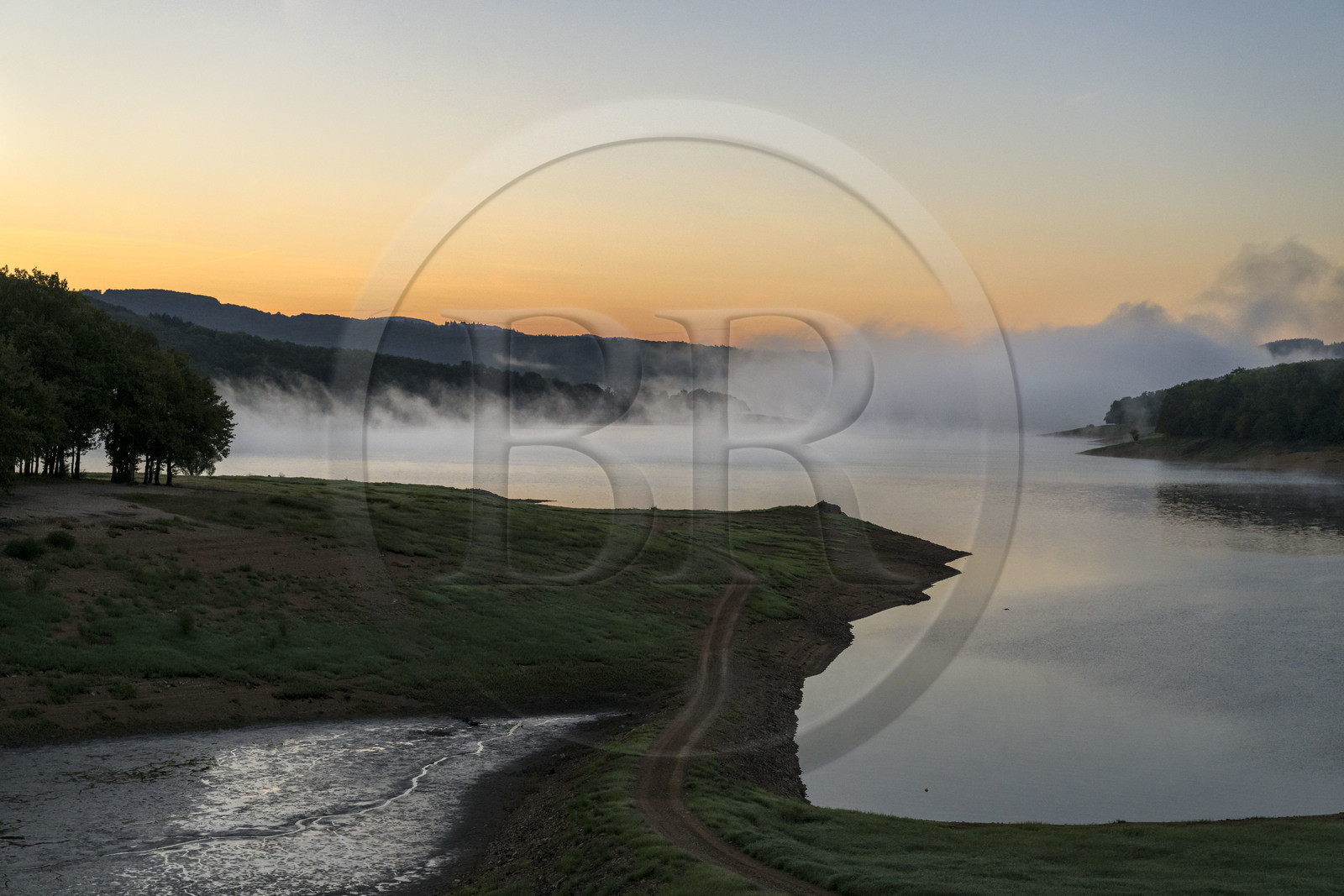France, Nièvre (58), Parc naturel régional du Morvan, Chaumard, lac de Pannecière  dans la brume du petit matin