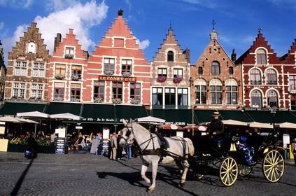 Belgique, Flandre-Occidentale, Bruges (Brugge), calèches sur la Grand' place (Markt)