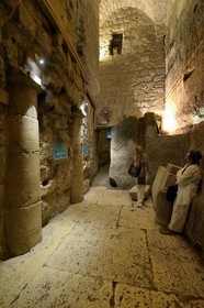 Israel, Jérusalem, ville sainte, vieille-ville classée Patrimoine Mondial de l'UNESCO, souterrain du Kotel qui longe le Mur occidental faisant partie des murs de soutènement de l'esplanade du Temple construite par Hérode Ier le Grand, rue originale de la période hérodienne