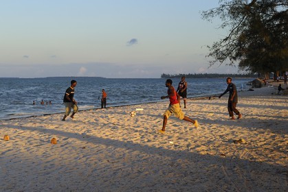 Tanzania, Dar es-Salaam, football players on the beach at Ocean Road in the neighborhood Kivukoni