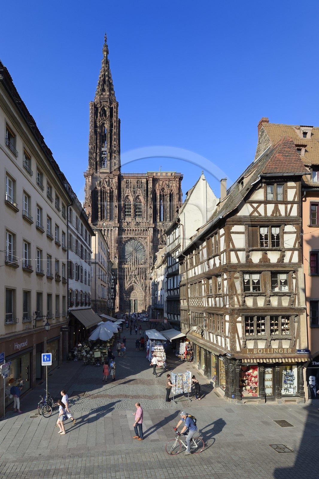 France, Bas-Rhin (67), Strasbourg, vieille ville classée au Patrimoine Mondial de l'UNESCO, la cathédrale Notre-Dame et la rue mercière