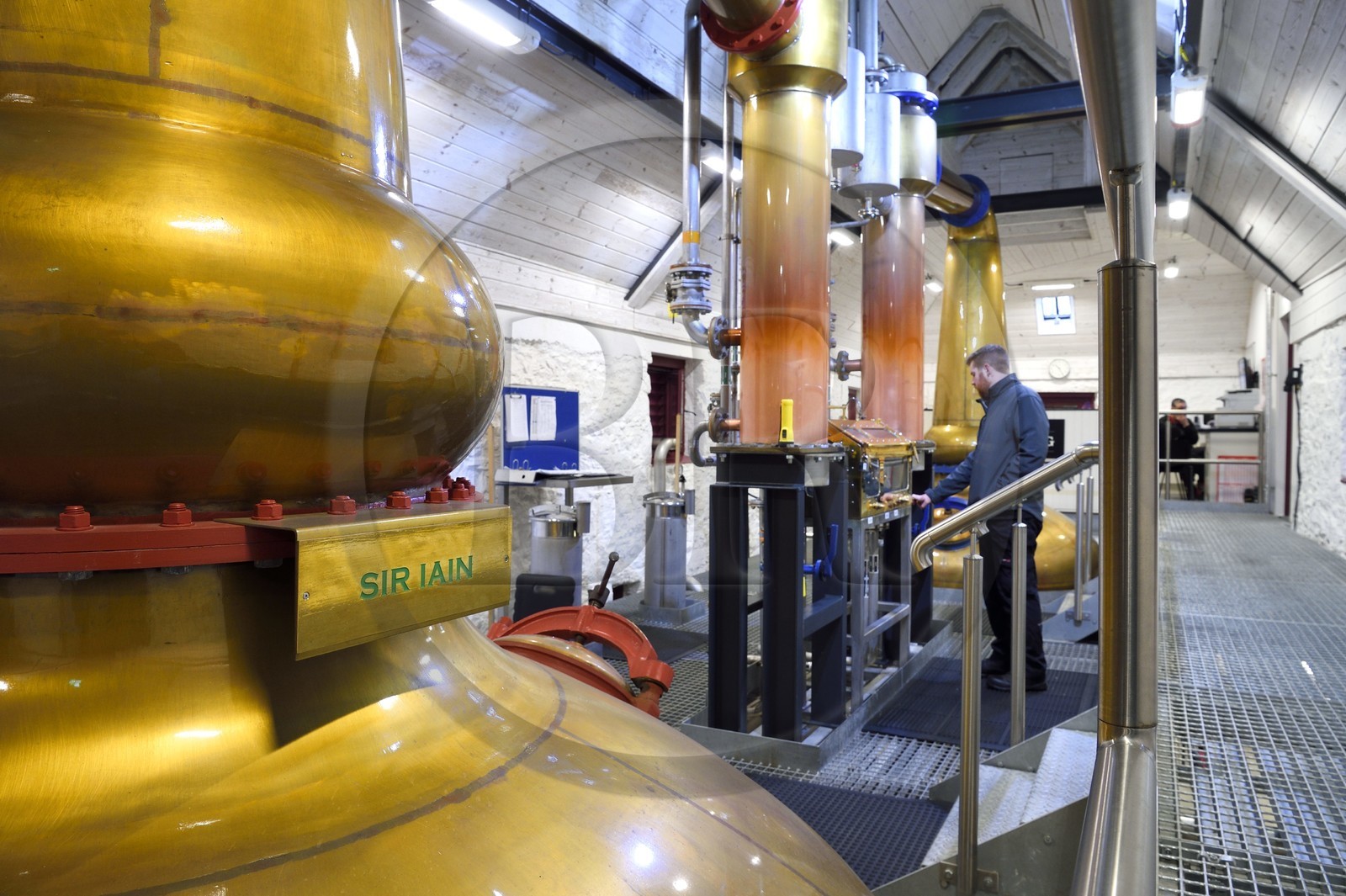 Royaume-Uni, Ecosse, région des Highlands, les Hébrides, Ile de Skye, Teangue, Distillerie de whisky Torabhaig, distillation du wash dans des alambics