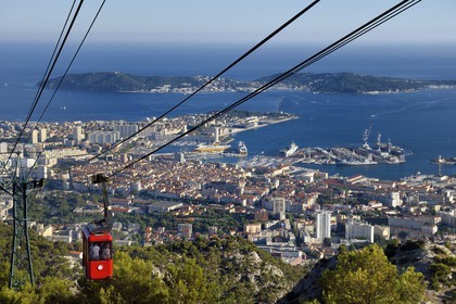 France, Var (83), Toulon, la rade, téléphérique du Mont Faron, les cales sèches des Grands Bassins Vauban de la base navale (Arsenal) et la presqu'Ile de Saint-Mandrier en arrière plan