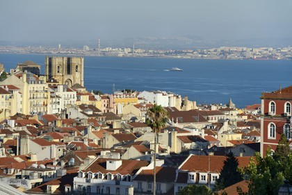 Portugal, Lisbon, Baixa district ​​view from the Mirador de Sao Pedro de Alcantara and the cathedral Sé Patriarcal in the Alfama district