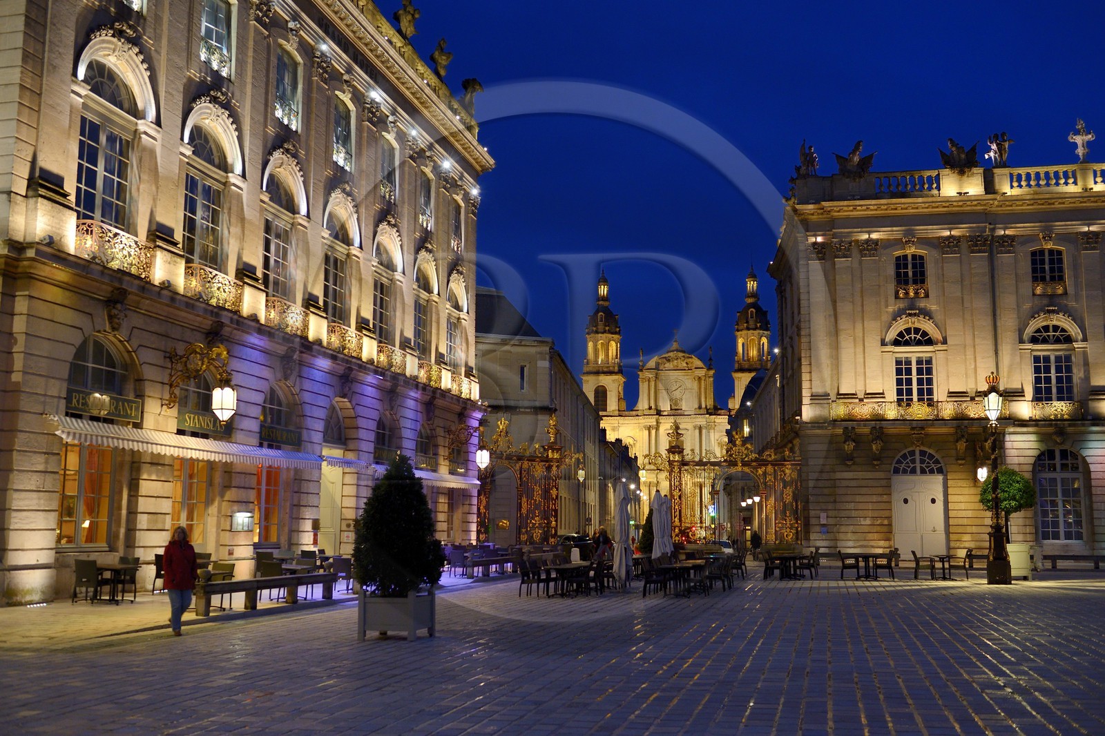 France, Meurthe-et-Moselle (54), Nancy, place Stanislas (ancienne Place Royale) construite par Stanislas Leszczynski, roi de Pologne et dernier duc de Lorraine au XVIIIe siècle, classée Patrimoine Mondial de l'UNESCO, le Grand Hotel de la Reine avec la cathédrale en arrière plan France, Meurthe-et-Moselle (54), Nancy, place Stanislas (ancienne Place Royale) construite par Stanislas Leszczynski, roi de Pologne et dernier duc de Lorraine au XVIIIe siècle, classée Patrimoine Mondial de l'UNESCO, le Grand Hotel de la Reine avec la cathédrale en arrière plan