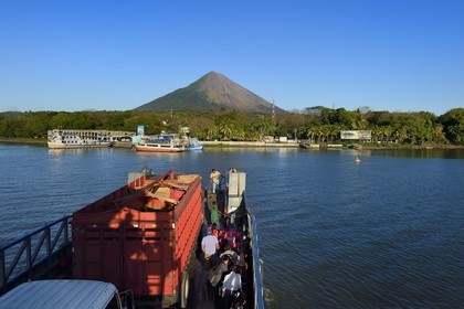 Nicaragua, Ile d'Ometepe sur le lac Nicaragua, arrivée du ferry au port de Moyagalpa avec en fond le volcan Conception (1610 m) toujours en activité